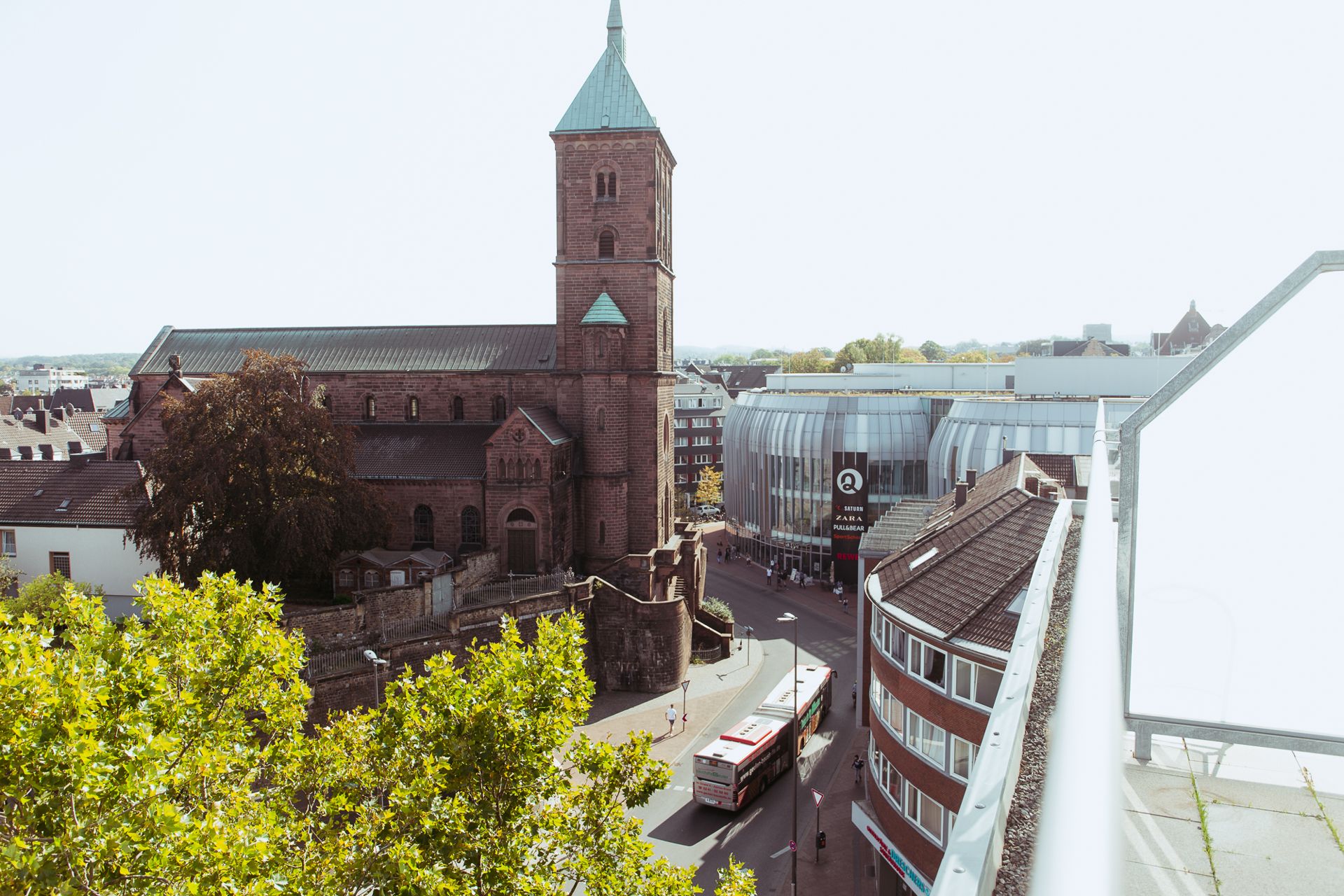 Blick vom Das Loft auf die Innenstadt und das Aquis Plaza